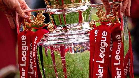 Troféu da Premier League após conquista do Liverpool em 2025