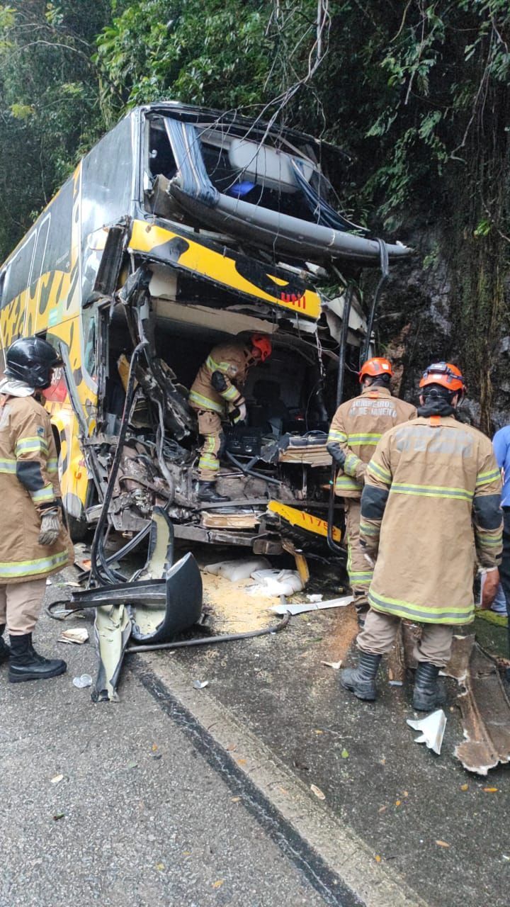 Batida frontal entre ônibus que saiu de BH e caminhão deixa vítimas presas às ferragens e fecha a BR-040