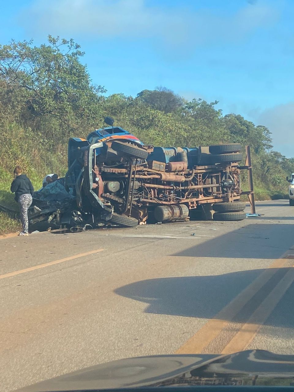 BR-040: veja fotos e vídeo do acidente entre caminhão e carro que deixou 4 feridos