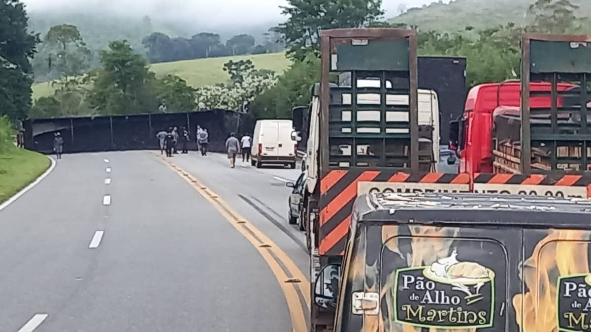Carretas tombadas em rodovias de Minas interditam trânsito nesta quinta-feira; veja os pontos