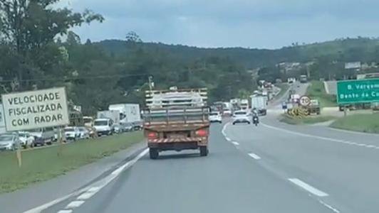 Foto mostra trânsito na BR-040, perto de Esmeraldas (MG)