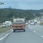 Idoso fica gravemente ferido em acidente entre dois carros na BR-040, na Grande BH