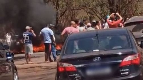 BR-040 fica interditada por manifestantes reinvidicando energia elétrica