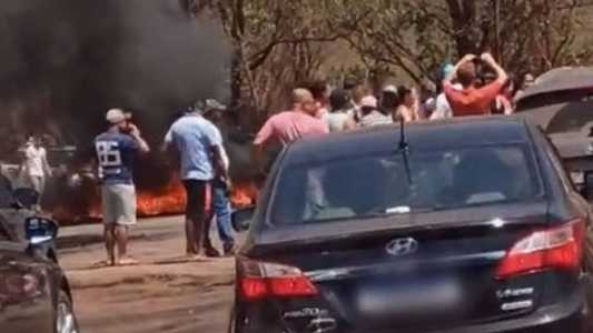 BR-040 fica interditada por manifestantes reinvidicando energia elétrica