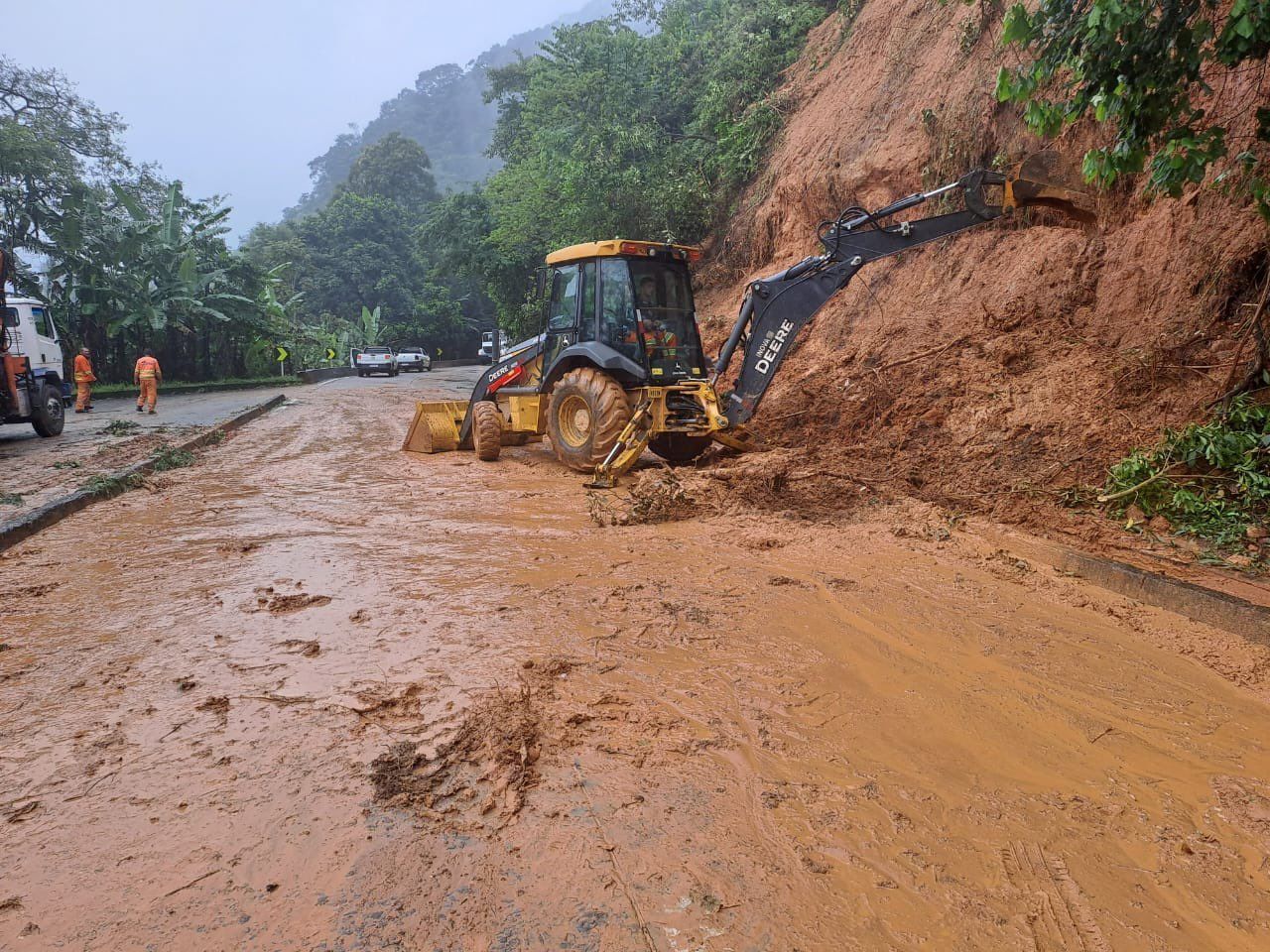 Trecho da BR-040 entre Minas e o Rio de Janeiro segue interditada; veja pontos