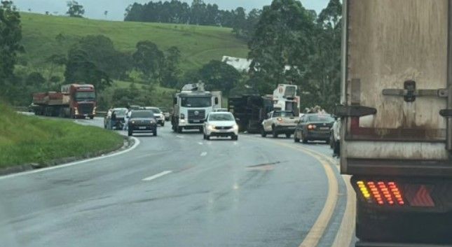 BR-040: acidente entre caminhão, moto e carros trava a rodovia