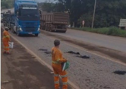 Vídeo: trabalhadores se arriscam para tapar buracos em meio a carretas na BR-040, em Congonhas