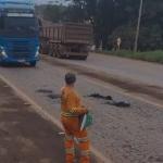 Vídeo: trabalhadores se arriscam para tapar buracos em meio a carretas na BR-040, em Congonhas