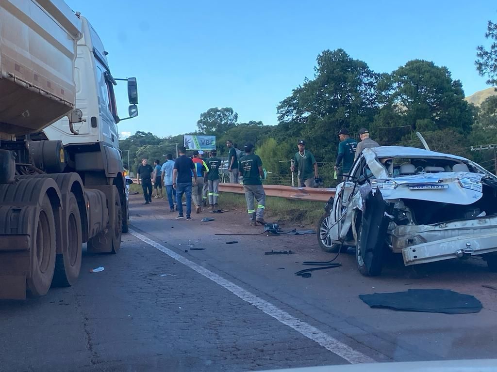 Ladrões roubam carro em Contagem, capotam e morrem na BR-040, em Nova Lima