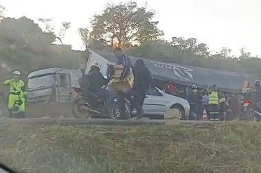 Vídeo: carreta tomba na BR-040 e tem carga saqueada em Ribeirão das Neves