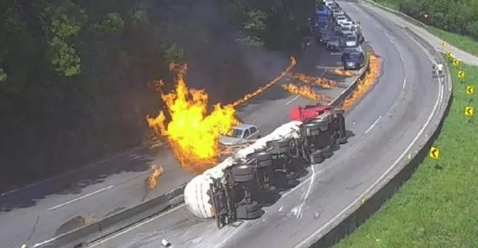 Trecho da BR-101 em Morro dos Cavalos é liberado após caminhão-tanque explodir
