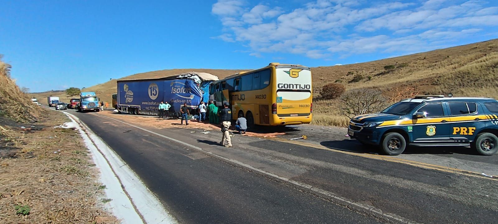Número de mortos em acidente entre carreta e ônibus da Gontijo na BR-116 sobe para quatro