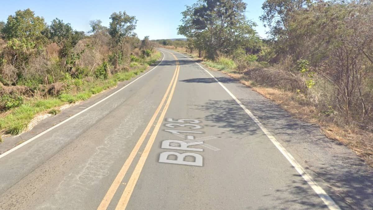 Acidente com vítimas interdita BR-135 no interior de Minas  