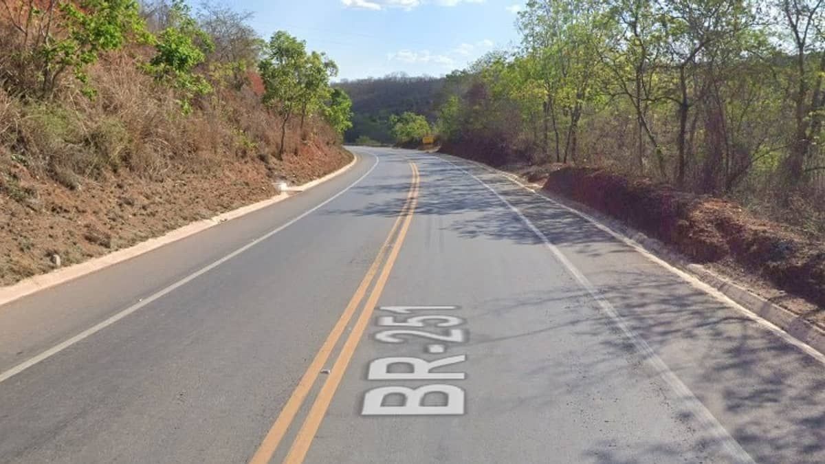 Acidente entre ambulância e caminhão deixa quatro feridos na BR-251 em Francisco Sá