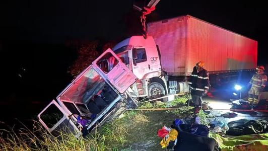 Imagem mostra acidente gravissímo entre carreta e van na BR-251