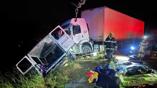 Batida entre van e carreta deixa mortos e feridos no Norte de Minas