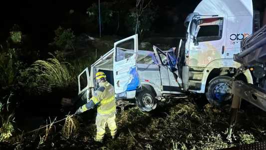 Veículos foram parar fora da pista