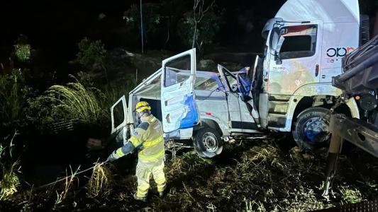 Veículos foram parar fora da pista