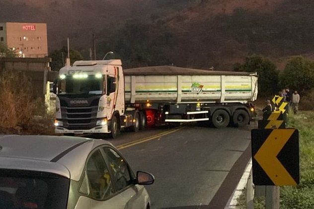 Acidente com carreta fecha a BR-262, no interior de Minas