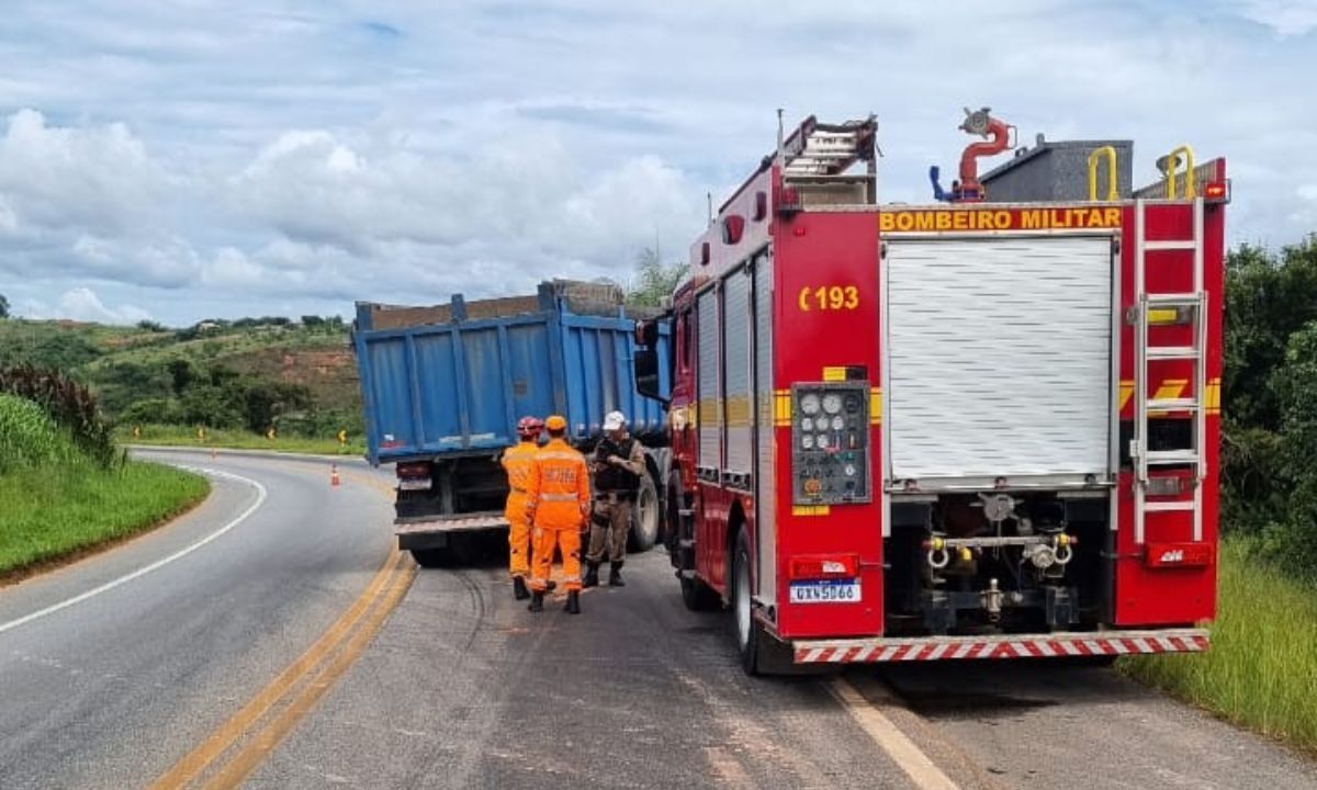BR-265 apresenta risco de derrapagem após caminhão derramar óleo