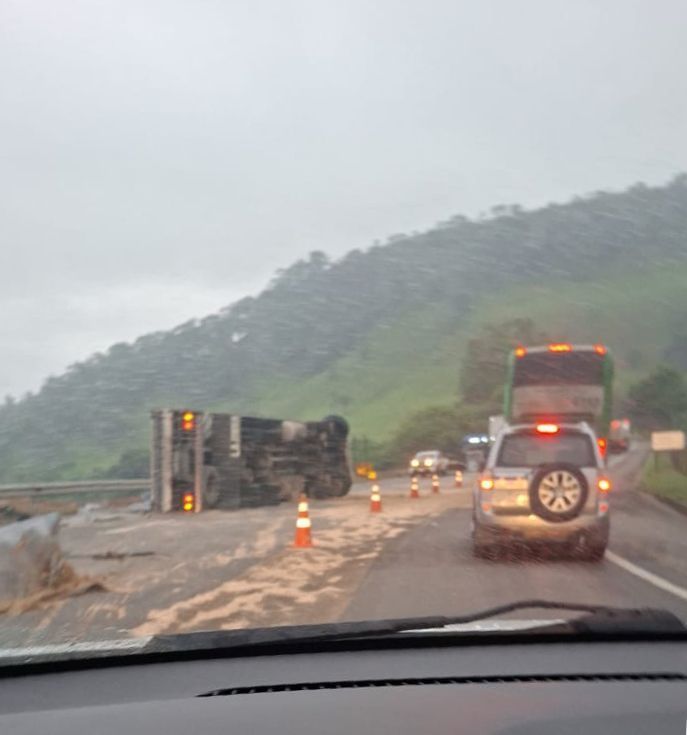 BR-381: carreta com chapas de aço tomba e fecha pista da rodovia em MG