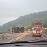 BR-381: carreta com chapas de aço tomba e fecha pista da rodovia em MG