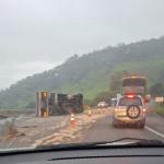 BR-381: carreta com chapas de aço tomba e fecha pista da rodovia em MG