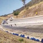 Vídeo: carreta com caixas de cerveja tomba e fecha a BR-381 em Caeté, na Grande BH