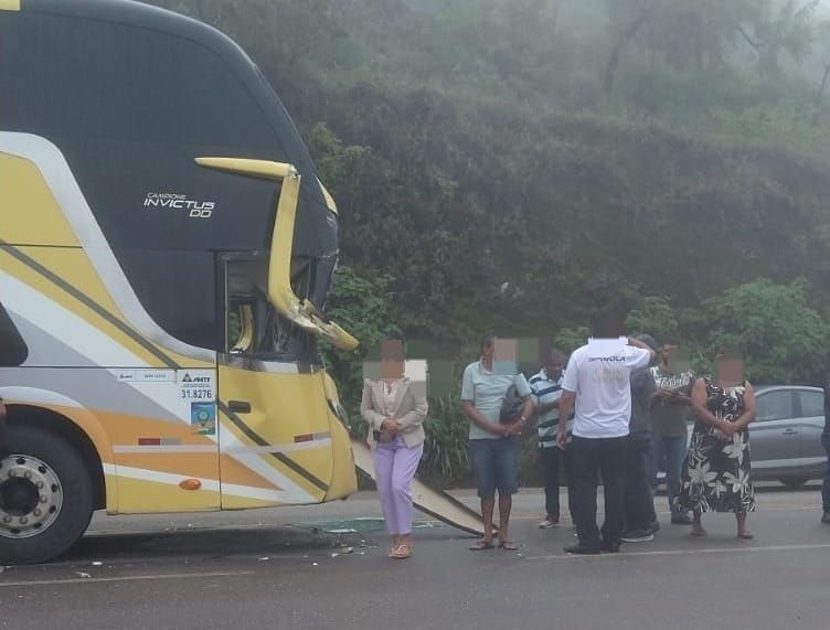 BR-381: acidente entre ônibus e carreta dos Correios interdita pista em Caeté