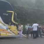 BR-381: acidente entre ônibus e carreta dos Correios interdita pista em Caeté