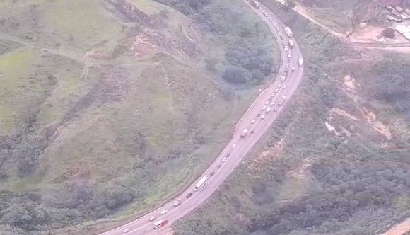 BR-381: vídeo mostra congestionamento quilométrico na saída para o feriado