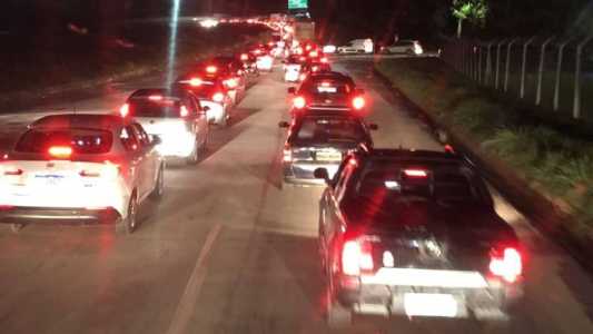 BR-381 tem longo congestionamento no final da madrugada deste sábado de Carnaval