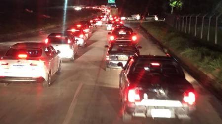 BR-381 tem longo congestionamento no final da madrugada deste sábado de Carnaval