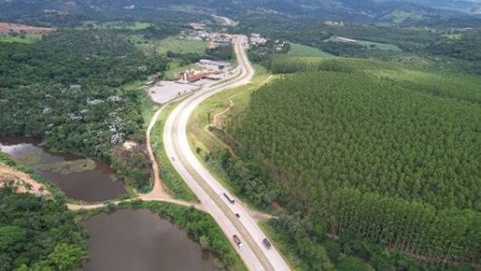 Foto mostra congestionamento na BR-381