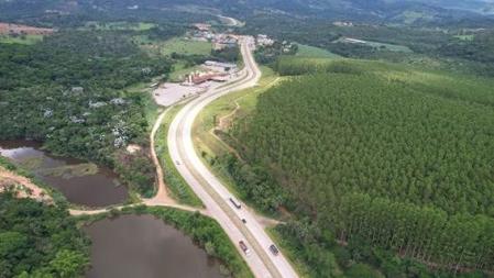 Foto mostra congestionamento na BR-381