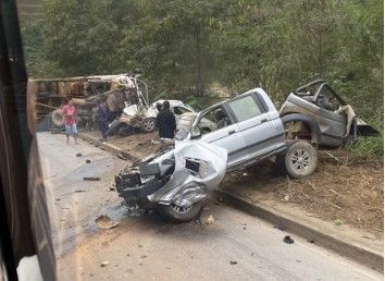 Vídeo: acidente entre carros e caminhão na BR-381 mata um e deixa vítimas presas às ferragens