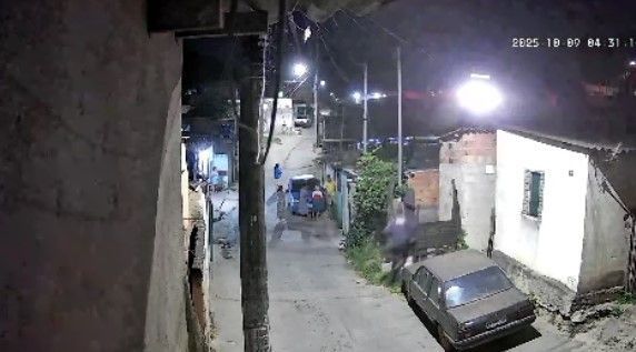 Vídeo mostra carro em fuga caindo sobre casas e desespero de moradores na Grande BH