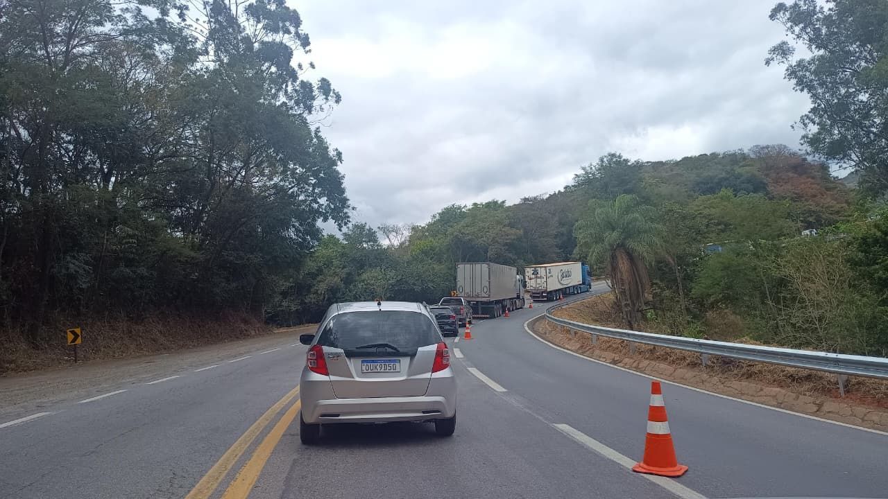 BR-381: acidente com carreta causa congestionamento quilométrico na rodovia