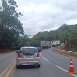 BR-381: acidente com carreta causa congestionamento quilométrico na rodovia
