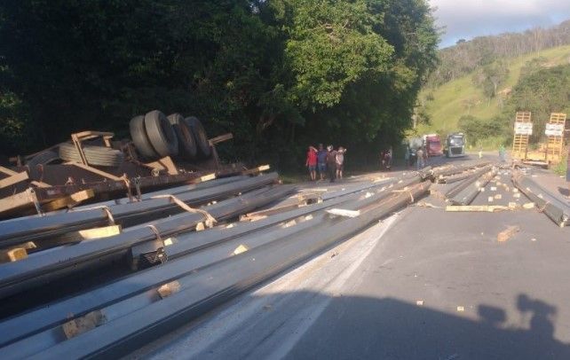 Carreta tomba e fecha a BR-381 na véspera do Carnaval