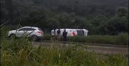 Vídeo: ambulância capota na BR-381 e deixa vários feridos na Grande BH