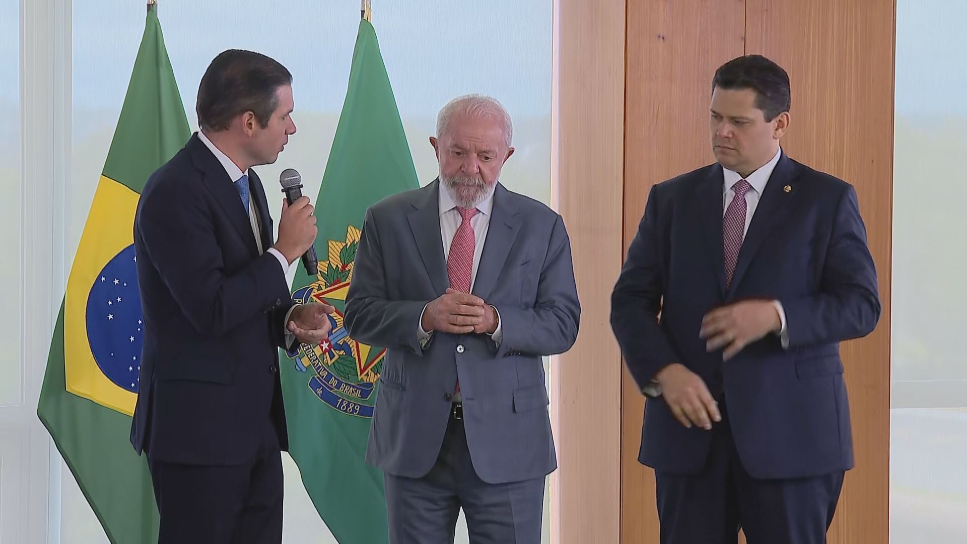 Lula convida presidentes da Câmara, Senado e STF para funeral do papa