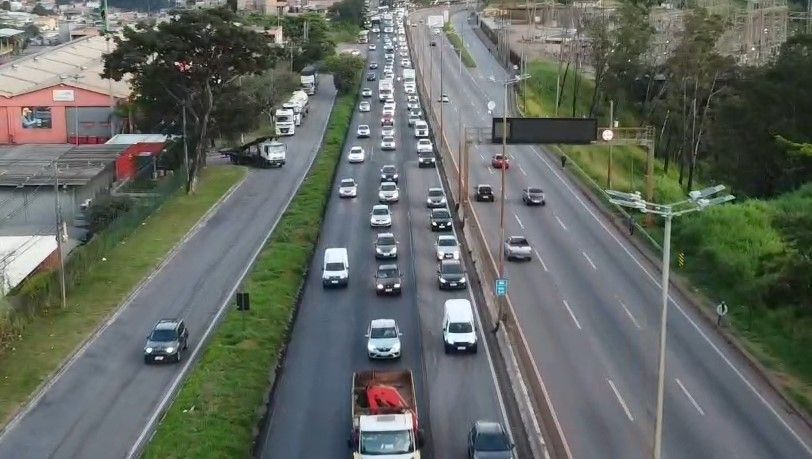 Volta do feriado: trânsito intenso causa congestionamentos em BH e região nesta segunda (5)