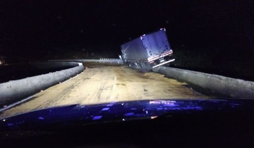 BR-365 segue bloqueada após carreta ficar presa em viaduto