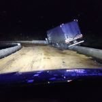Carreta fica pendurada em viaduto e BR-365 é totalmente interditada em Montes Claros