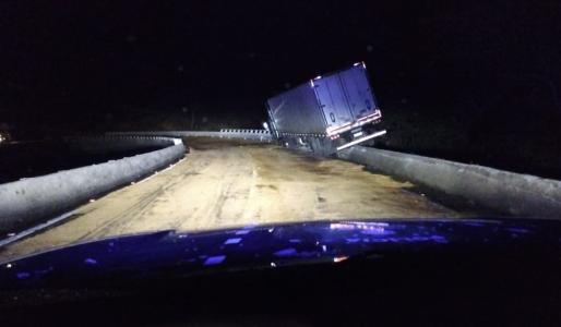 BR-365 segue bloqueada após carreta ficar presa em viaduto