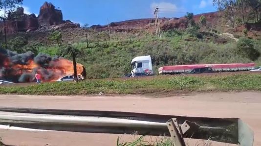 Motorista e os passageiros conseguiram descer do veículo em segurança antes que o fogo se alastrasse. Não houve registro de feridos