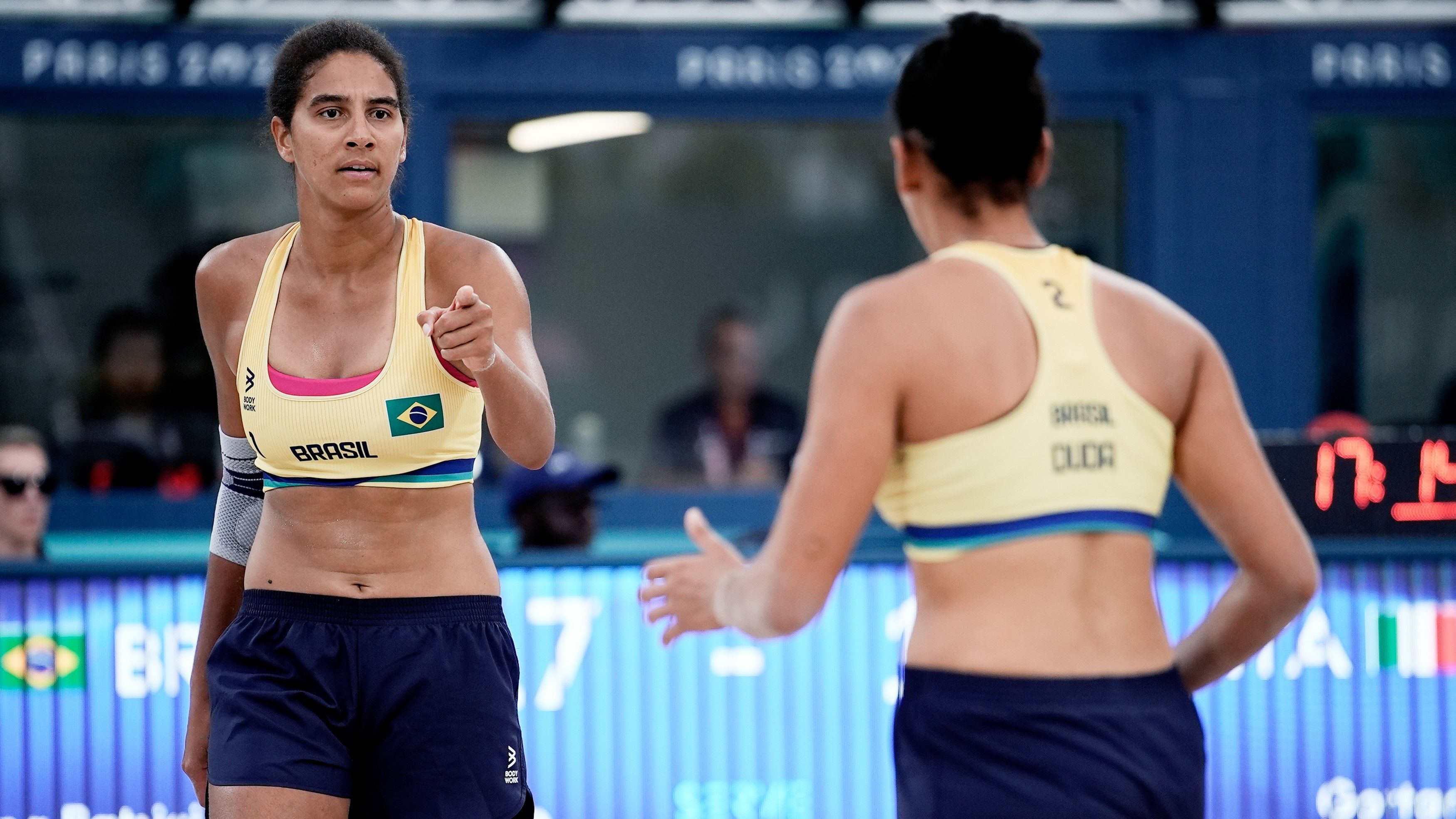 Dupla brasileira dá show, vence e avança em 1º no vôlei de praia dos Jogos Olímpicos