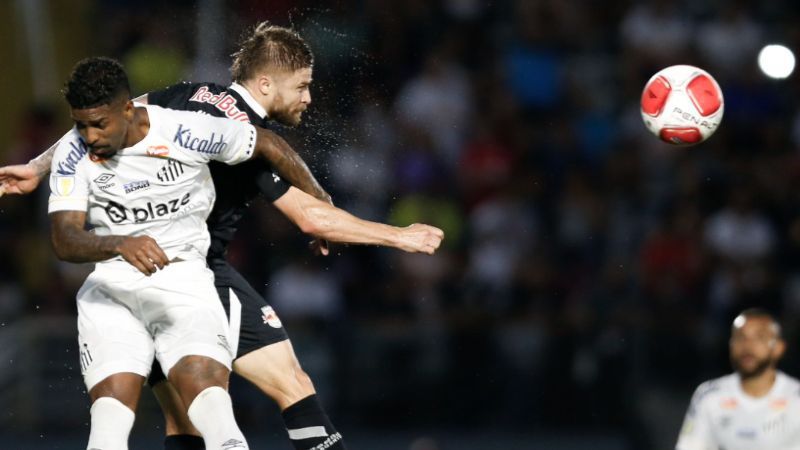 Com gol de Sasha, RB Bragantino vence Santos em duelo de líderes no Paulistão