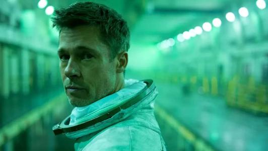 Brad Pitt dá vida a Roy McBride em Ad Astra - Rumo às Estrelas (2019) - que está disponível na Netflix